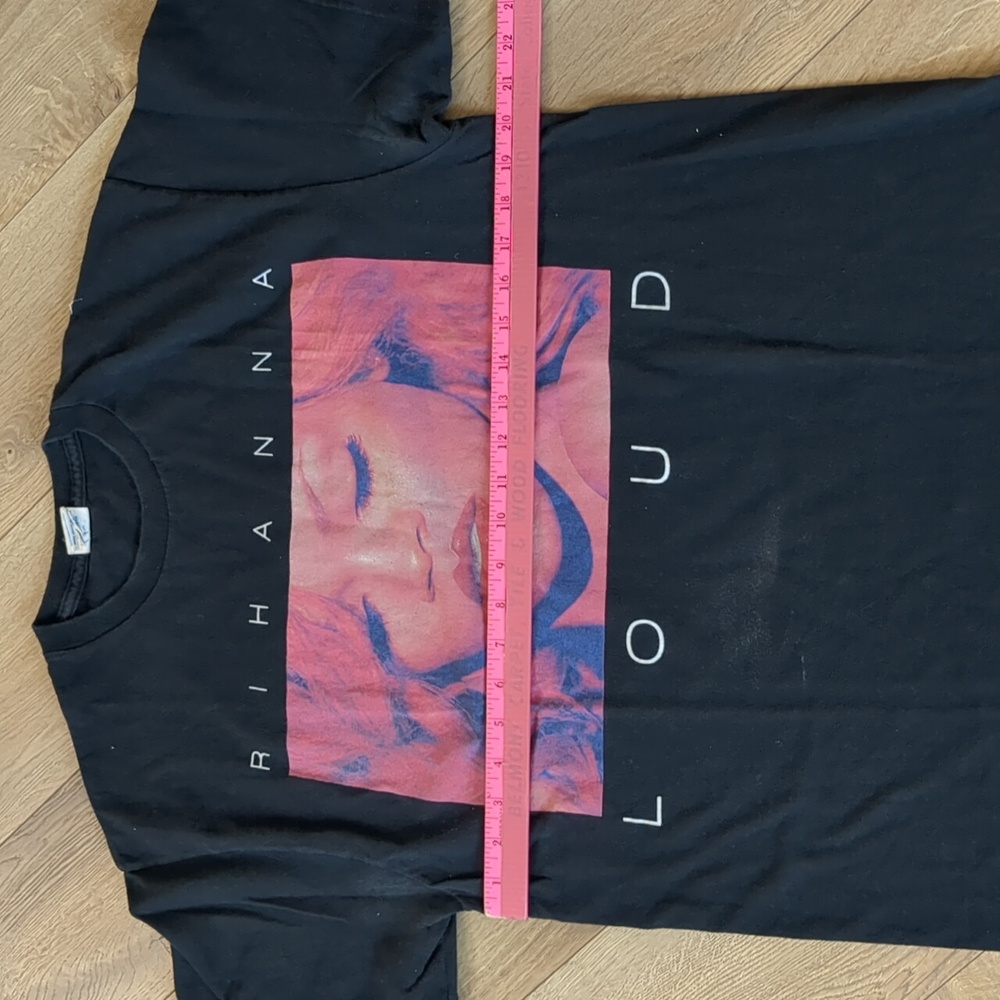 Rihanna loud tour shirt women's size Large - Picture 5 of 9
